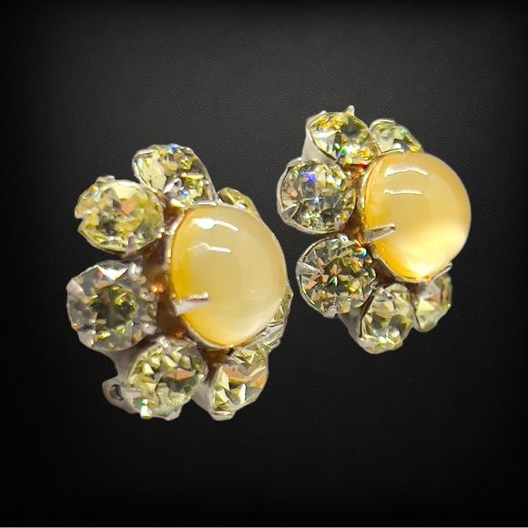 Vintage UV Reactive Yellow Moonglow Cabochon & Citrine Glass Clip On Earrings - Picture 4 of 7